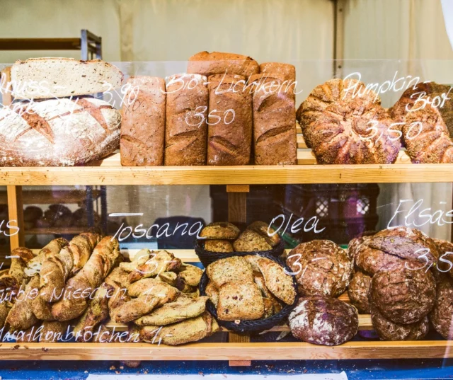 Profumo di pane
Scendere dal camper in un borgo sconosciuto, seguire l’odore del pane appena sfornato.
Entrare in una bottega, scambiare due parole, sentirsi parte di un mondo semplice.Il viaggio ti riporta alle cose vere.