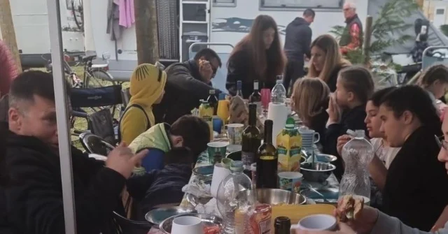 "Sembra di essere in famiglia."
È così che ci descrivono, e per noi è il complimento più bello 🫶
La magia di Dolciviaggi è questa: viaggiare in libertà, in compagnia, con un'organizzazione attenta e tanto spazio per stare bene insieme – grandi e piccoli 💛
Grazie a chi sceglie di condividere il cammino con noi. Ci rivediamo presto 🚐✨