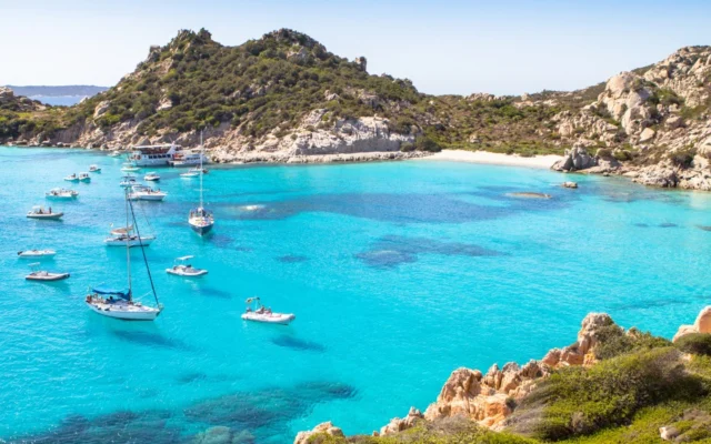 🌊 Immagina…
Attracchi in Sardegna e l’avventura comincia.Le spiagge sono a due passi dal camper, i bambini si tuffano tra le onde, il cane dorme all’ombra del tavolino.Hai già tutto sotto controllo: sai dove andare, dove fermarti, cosa vedere.Nessuna corsa, nessuna perdita di tempo. Solo mare, natura e libertà.
🚐 Sardegna in camper – Family Edition
9 tappe testate per vivere l’isola al tuo ritmo, in autonomia, ma con tutto già pronto.
✔️ Campeggi e soste selezionate
✔️ Esperienze per famiglie e animali al seguito
✔️ Grotte, nuraghi, dune, escursioni e pranzi coi pastori
✔️ Mappa interattiva + agevolazione traghetto con campeggio convenzionato
🎁  In sconto a 55€ fino al 30 maggio , ad equipaggio!
👉 Acquista l’itinerario ora - link in bio - shop itinerari 
Il tuo viaggio inizia qui.