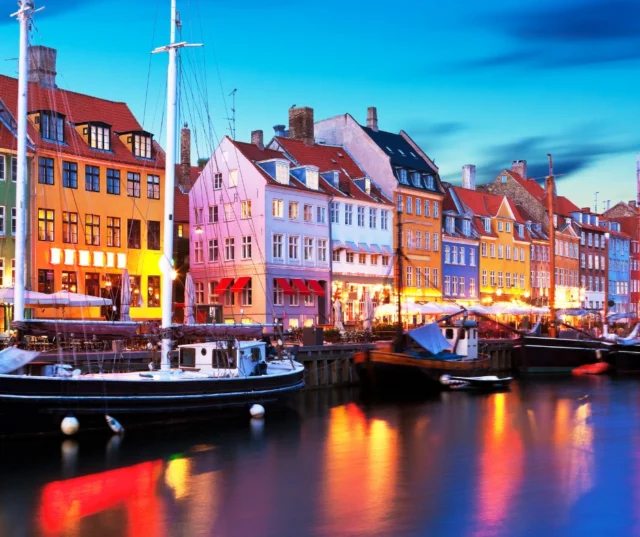 🎯 Due nuovi itinerari in camper per scoprire la Danimarca!
🌍 Con la libertà di viaggiare da soli, ma con la sicurezza di un percorso già tracciato.
🇩🇰 La Danimarca ti aspetta con paesaggi nordici, città accoglienti, spiagge immense, fari solitari, musei per bambini e il mitico LEGOLAND®!
👉 Se sogni un viaggio in famiglia che sia davvero su misura per voi, senza stress e senza perdere tempo a cercare parcheggi, soste e attività… allora questi itinerari fanno al caso tuo!
🔹 Family Edition – 15-21 giorni
Perfetto per chi ha poco tempo ma non vuole rinunciare alle tappe top: natura, castelli, Copenaghen e divertimento formato famiglia.
📍 Scopri l'itinerario - https://dolciviaggi.com/prodotto/itinerario-danimarca-in-camper-family-edition/
🔹 Itinerario Lungo – fino a 4 settimane di viaggio
Un viaggio completo, tra tappe slow, fiordi danesi, isole, città storiche e natura incontaminata.
📍 Scopri l'itinerario - https://dolciviaggi.com/prodotto/itinerario-lungo-alla-scoperta-della-danimarca-in-camper/ 
🧭 Viaggiatori indipendenti, attenti ai dettagli e con una passione per i viaggi autentici e senza vincoli: qui trovate il vostro compagno di viaggio!
💬 E se desideri personalizzare il tuo percorso, posso aiutarti a modellarlo in base al tuo equipaggio.