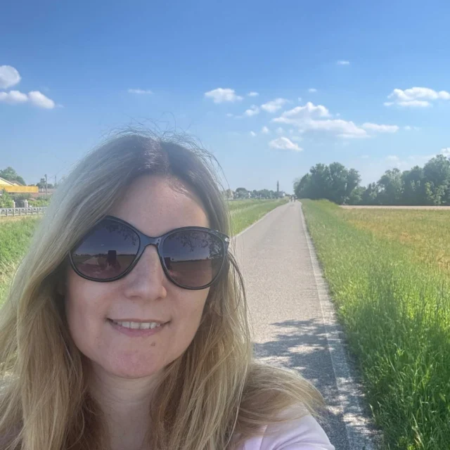 🚲 Muson dei Sassi – Una ciclabile sicura, perfetta anche con i bambini
📍 Tra Camposampiero e Castelfranco Veneto (Veneto)

Un percorso pianeggiante che segue il corso del fiume.
La maggior parte del tracciato si sviluppa su argini o strade secondarie con traffico molto limitato.
Sono presenti alcuni brevi tratti in cui la pista ciclabile si interseca con strade aperte al traffico locale, ma sempre ben segnalati.

È una delle ciclabili più adatte alle famiglie: curata, tranquilla, con aree in cui fermarsi per un pic-nic, un gelato o per scoprire la bellezza dei piccoli paesi che attraversa.

🐢 Lungo il tragitto è facile osservare tartarughe d’acqua dolce, aironi, anatre, libellule… Un’occasione anche per insegnare ai bambini a guardare la natura con occhi attenti.

📍 Parcheggio camper consigliato:
– Camposampiero, nei pressi della stazione: comodo anche per mezzi lunghi

📌 Se stai programmando una gita in camper in Veneto o vuoi tenere da parte idee valide per l’estate, salva questo post: è una ciclabile semplice, bella, e che ti verrà voglia di rifare.

#Dolciviaggi #MusonDeiSassi #CiclabiliFamiliari #BiciConBambini #CamperInVeneto #ViaggiConBambini #IdeeInCamper #ViaggiareSlow #NaturaInBici #VenetoDaScoprire