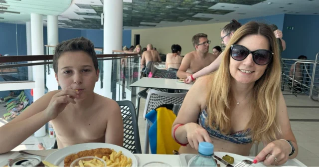 Siamo arrivati al Thermana Laško proprio all’ora di pranzo (causa, traffico 🙃), così abbiamo deciso di cominciare la giornata con gusto!

Ci siamo seduti al ristorante interno al complesso termale: atmosfera tranquilla, piatti curati e un bel menù adatto anche ai bambini.
Abbiamo assaggiato specialità locali, porzioni abbondanti e dei dolci davvero da applausi (sì, li abbiamo presi… e ci siamo leccati i baffi 😍).

Un pranzo comodo e senza stress, perfetto per ricaricarci prima di entrare nelle piscine e goderci l’intera giornata di relax.

👉 www.thermana.si