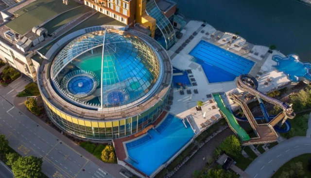 🎯 Chiusura adesioni martedì 27 maggio!
Hai bisogno di staccare ma non vuoi guidare per ore?
Questa uscita in Slovenia è perfetta anche solo per un weekend:
📍 Siamo a circa 300 km da Padova, all’inizio della Slovenia.
❗ Anche se parti sabato mattina, arrivi in tempo: le attività iniziano dal primo pomeriggio e sono pensate per farti rallentare, non correre.

🌿 Terme immerse nel verde
🚴‍♀️ Una pedalata semplice e gustosa
🍺 Massaggi alla birra & degustazioni
🐴 Un saluto ai cavalli Lipizzani in un luogo incantato

🛠️ Itinerario digitale completo a soli 18€ ad equipaggio
✔️ Programma leggero e tappe testate
✔️ Sconti su sosta e terme
✔️ Relax assicurato, anche in poco tempo

👉 È il viaggio in gruppo perfetto per chi ha bisogno di ricaricarsi senza stress
Aggiungiti ora, prima che venga ritirato dallo shop:
🔗 https://dolciviaggi.com/prodotto/slovenia/