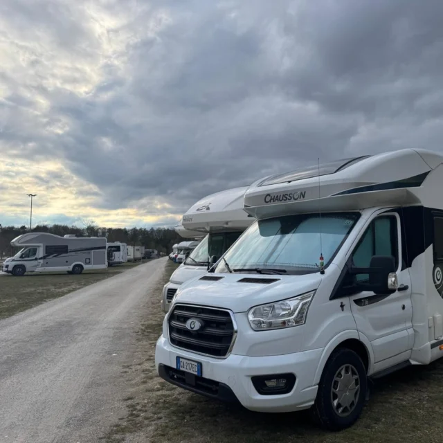 💙🚐Dietro ogni itinerario c’è una viaggiatrice. Non un algoritmo.
Non tutti i posti che scelgo li ho visti di persona.
Ma ogni itinerario lo progetto come se fossi lì, con la mia famiglia.

A volte il bello di un viaggio sta proprio nel cambiare rotta.
Come quella volta vicino a Legoland: abbiamo deciso di anticipare la tappa successiva…
e ci siamo ritrovati immersi nelle terme, di sera, tra risate e tranquillità.
Un ricordo che non era previsto, ma che non dimenticheremo mai.

🚐 Viaggiare è anche questo: farsi sorprendere.
Io ti aiuto a partire con serenità e fiducia,
offrendoti itinerari belli, pratici, veri.
Senza filtri, senza false promesse.

Dolciviaggi è questo: una persona reale che viaggia con te, anche da lontano.