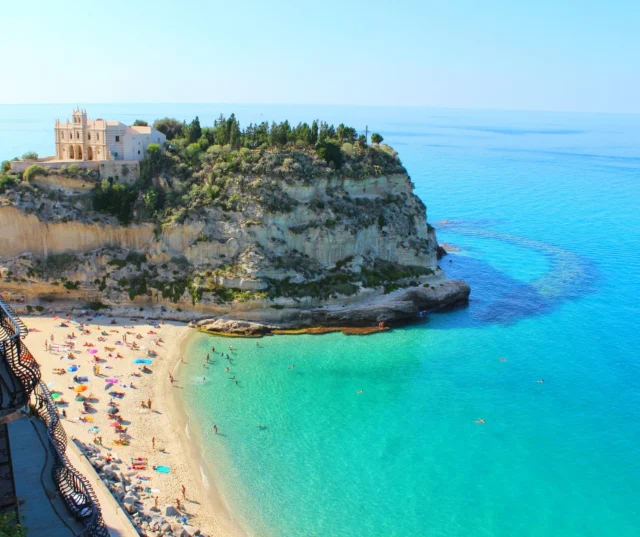 Il tempo per organizzare è poco.
Il desiderio di partire… tantissimo.
💡 Con un itinerario Dolciviaggi hai tutto pronto: tappe, soste, esperienze e libertà.
🎒 Pensato per famiglie vere, che viaggiano in camper, sogni e un po’ di caos.
🛒 Disponibili online, da scaricare subito!