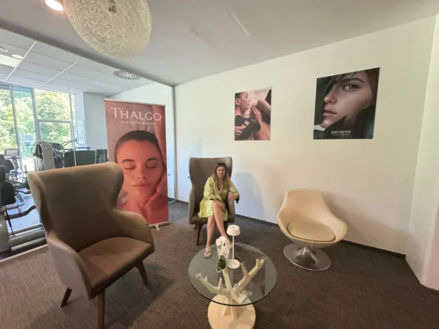 💙Un momento solo per noi.
Nella frenesia della giornata….tra risate e spostamenti..
abbiamo ritagliato del tempo tutto per noi con un massaggio di coppia nella spa del Thermana Laško.

Silenzio, oli profumati, mani esperte e un’atmosfera che invita a rallentare per rigenerarsi .
Le fragranze che abbiamo scelto: Pierre alla birra (non poteva essere altrimenti!) e io al miele, dolce e avvolgente.

Quando viaggi in famiglia, non è sempre facile trovare spazio per la coppia…
ma oggi ci siamo riusciti.
E che meraviglia!
📍Thermana Laško – www.thermana.si