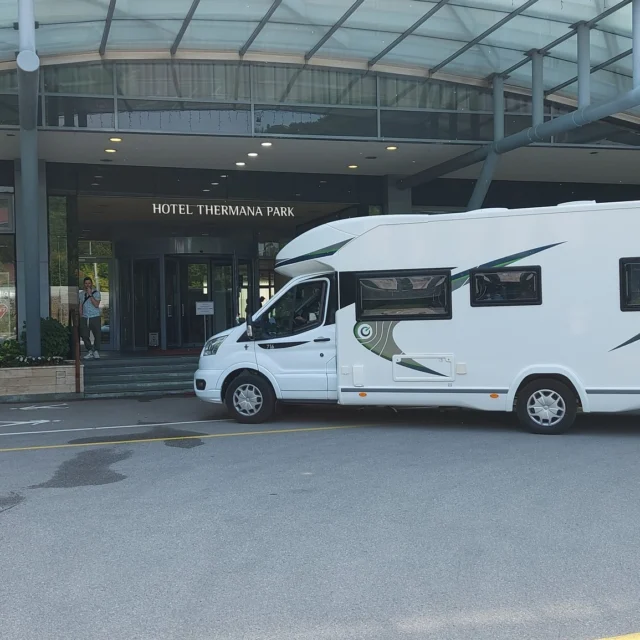 🌊🚐Un giorno alle Terme di Laško: relax, sorrisi e un’energia speciale

Ci sono posti che ti accolgono con semplicità… e ti lasciano addosso una bella sensazione. Alle Terme di Laško ci siamo regalati una giornata piena, in famiglia, tra acqua calda, natura, momenti lenti e la gioia di stare insieme.

La struttura è ampia, luminosa e immersa nel verde. I bimbi si sono subito lanciati nelle piscine con gli scivoli, mentre noi adulti abbiamo respirato un po’.

Se sei in cerca di un posto dove ricaricare davvero, te lo consiglio.👉 Scopri di più qui:  https://bit.ly/3G6YpX8
.
.
.
✨ #Lasko #SloveniaInCamper #ViaggioInCamper
✨ #FamiglieInCamper #CamperLifeItalia #VacanzeInCamper
✨ #Dolciviaggi #TermeInCamper #SloveniaPerFamiglie #WeekendAlleTerme